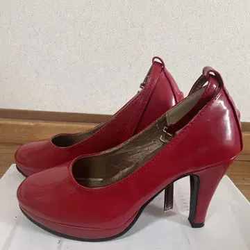레드 스트랩 포함 하이힐