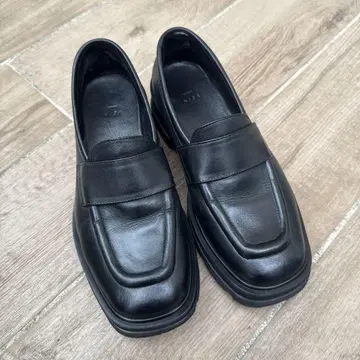 Vein 가죽 로퍼