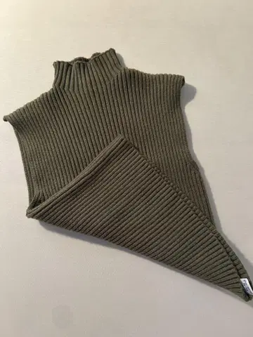 ZARA 올리브 그린 슬리브리스 니트