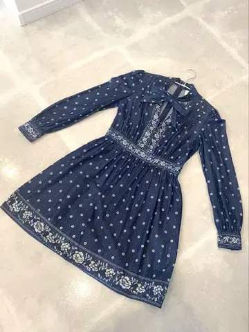 kate spade 네이비 꽃무늬 리본 포함 원피스