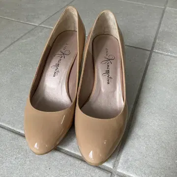 베이지 긴자 카네마츠 에나멜 펌프스