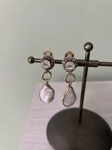 AMARO 비쥬 부착 물방울형 펄 귀찌