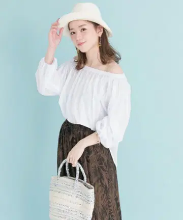 어반 리서치 오픈 숄더 개더 블라우스