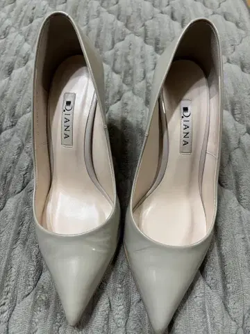 다이애나 베이지 스틸레토 펌프스