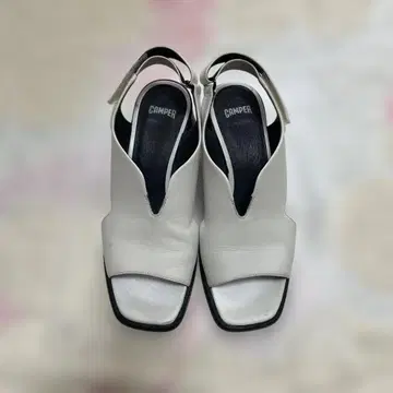 CAMPER 화이트 가죽 오픈토 샌들