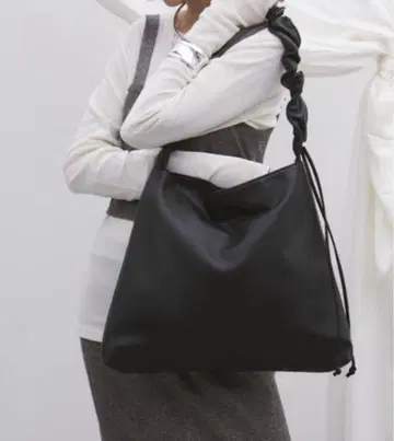 블랙 슬링백 합성 피혁