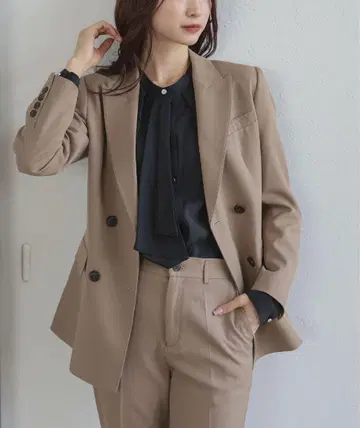 베이지 수트 상하의와 네이비 블라우스 세트