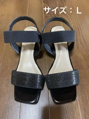 비쥬 장식의 블랙 샌들