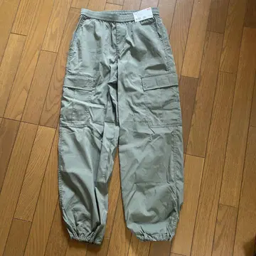 UNIQLO 이지 카고 팬츠 S 사이즈 올리브