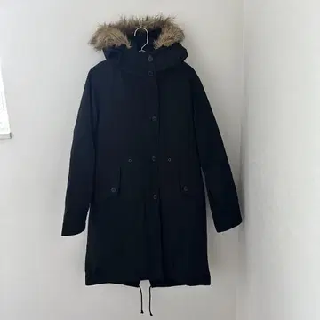 퍼 달린 블랙 모즈 코트