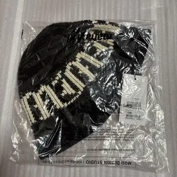 새상품 MAHAGRID GOTHIC LOGO 블랙 니트 버킷 햇