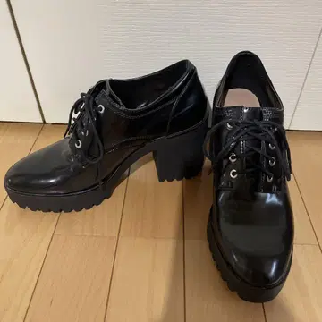 ZARA 블랙 통굽 슈즈