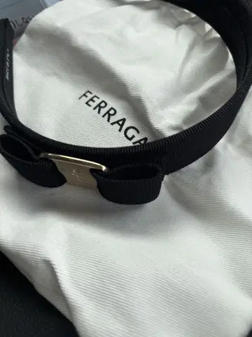 FERRAGAMO 블랙 리본 헤어밴드