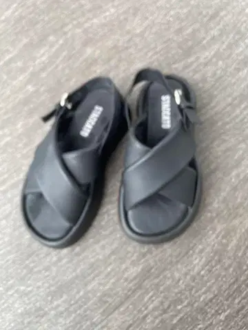 타임세일 미사용 새상품 스타카토 블랙 크로스 스트랩 샌들