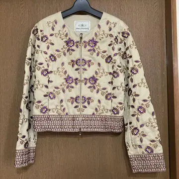 그레이스 콘티넨탈 자수 노카라 자켓 베이지