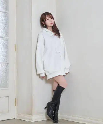 로제 뮤즈 emboss logo hoodie 화이트
