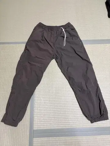 로즈마리 맨넨로 NYRON HARVEST TRAINER 다크 그레이