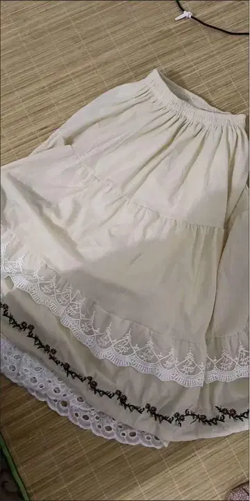 크림색 레이스 장식 미디 스커트