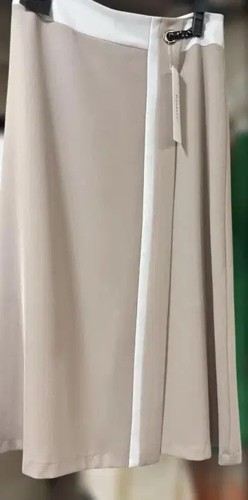 Doneeyu 핑크 베이지 플레어 스커트 sample