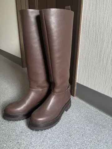 브라운 롱 부츠 버클 포함