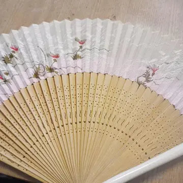 전통적인 일본풍 꽃무늬 부채