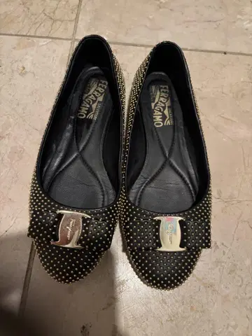 Ferragamo 스터드 장식 플랫슈즈 블랙