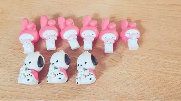 산리오 가챠가챠 봉제 인형과 함께 피규어