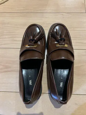 ZARA 브라운 태슬 로퍼