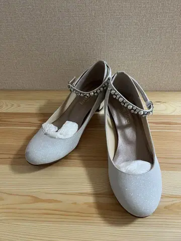 비쥬 장식 화이트 펌프스 S