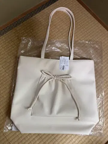 화이트 토트백 드로우 스트링 포켓 부착