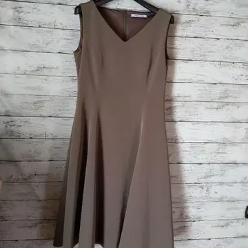 FOXEY NEW YORK 슬리브리스 원피스 베이지