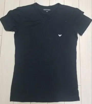 EMPORIO ARMANI 블랙 V넥 T셔츠 M