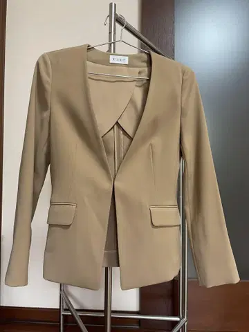 PLST 카멜 노카라 자켓
