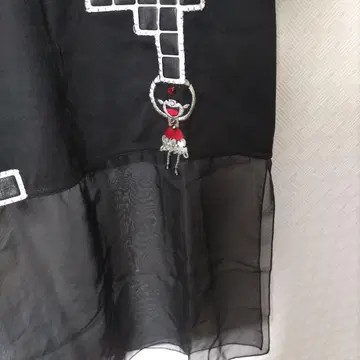 블랙 자수 튜닉 반팔
