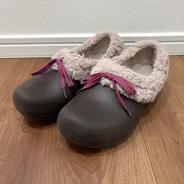 Crocs 퍼 달린 슬립온 다크 브라운 W4
