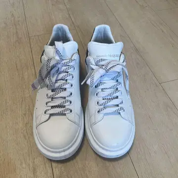 Alexander McQueen 화이트 스니커즈