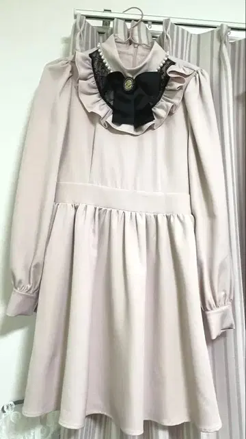 AnkRouge 프릴 장식 핑크 원피스 브로치 포함 앙크루즈