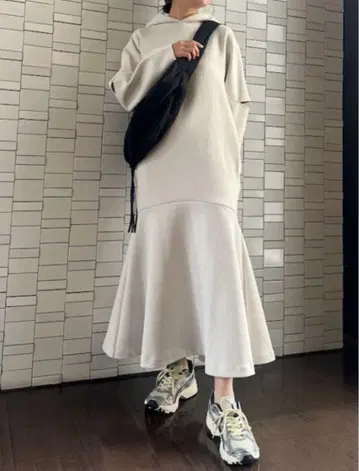 컨디션 최상 emmi atelier ewc 종이상자 원피스 맨투맨 원피스