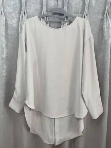 크림색 긴팔 셔츠 버튼 포함