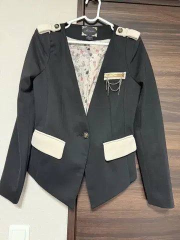 블랙 테일러드 자켓 어깨 장식 포함