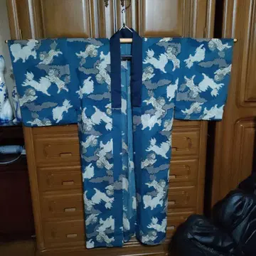 파란색 사자 무늬 기모노