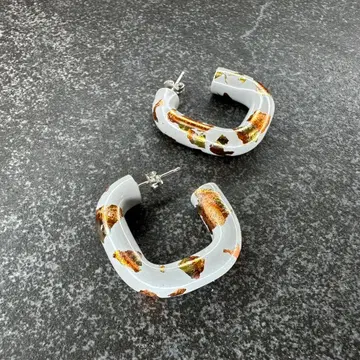 [ 212 ] 펄 화이트 스퀘어 후프 필름 칩 귀걸이