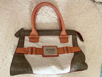 GUESS 크로커다일풍 핸드백