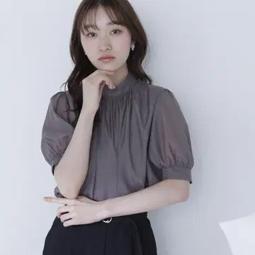 [ NATURAL BEAUTY BASIC ] 하이넥 시어 볼륨 블라우스