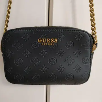 GUESS 블랙 숄더백 골드 체인