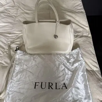 FURLA 화이트 2way 숄더백 참 & 수납 가방 포함