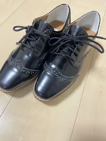 스터드 장식 블랙 가죽 신발
