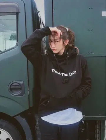 Think the DAY 사에코 차리티 후드티