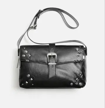 ZARA 스터드 장식 크로스 바디백