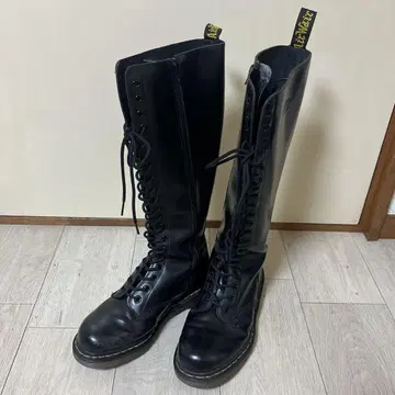 닥터마틴 Dr.Martens 1B60 단종 20홀 롱 부츠